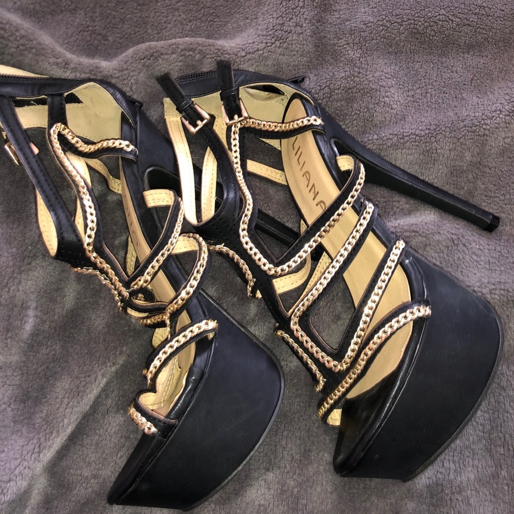 🚫SOLD🚫Chain detail pumps
